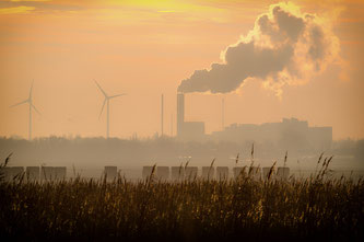 Industrieanlage mit rauchendem Schornstein