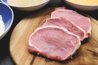 Rohes Schweinefleisch am Holzbrett
