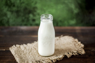 Milch in einer geöffneten Glasflasche