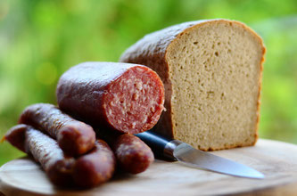 Wurstjause mit Brot