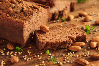 Kuchen und Mandeln