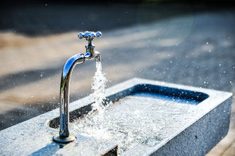 Geöffneter Wasserhahn