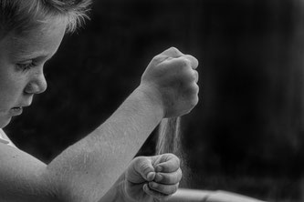 Kind spielt mit Sand
