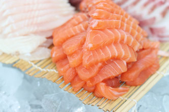 dick aufgeschnittener Lachs auf einer Unterlage