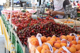 Gemüsemarkt mit Marillen