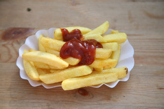 Pommes Frittes mit Ketchup