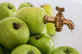 Apfel mit Abzapfhahn