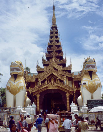Der Eingang der Shwedagon Pagode