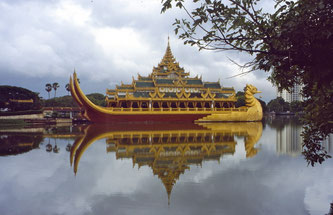 Das Karaweik Palace Restaurant auf dem Kandawgyi See