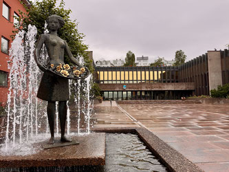 Bild: Rathaus und die Skulptur: 'Rosepiken'.