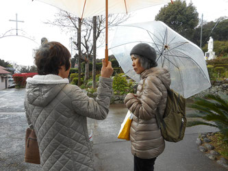 写真４：教会の前で話し込む