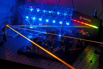 Bild eines fs-Faserlaser-Laboraufbaus zur Erzeugung eines breitbandigen Frequenzkamms im sichtbaren Spektralbereich.