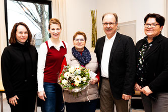 Sandra Fleiter, Sabine Castellon Rivera (Gewerbeverien), Hauptpreisgewinnerin Suzanne Martens, Gewerbevereinsvorstand Willi Konert und Organisatorin Marlene Kretschmer freuen sich über den guten Verlauf der Auslosung