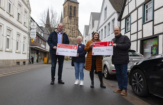 v.l. Frank Westermann (Gewerbeverein Wadersloh), Sonja Westermann (Interessengemein-schaft Quadkinder), Maren Waskönig (Leiterin des Kinderhauses „Hentruper Mühle“) und Willi Konert, Vorsitzender des Gewerbevereins Wadersloh.