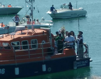 Au terme de la procession jusqu'au port, le P. Yves, a ainsi pris place à bord de la vedette de la SNSM, et béni les bateaux venus en parade  solliciter la protection de St Jacques. Pavoisés ou fleuris d'hortensias, ils étaient une bonne trentaine.