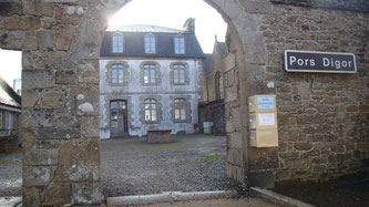 Pors-Digor, l'ancien presbytère, accueille désormais, outre la salle paroissiale, un cabinet médical et un atelier d'artiste. Prochaine phase des travaux : remettre un coup de peinture sur les murs extérieurs !