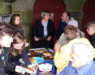 Vente de gâteaux à la sortie de la messe, avec, au fond, Sylvie VERMES du Pôle Jeunesse, et le Père Daniel de KERDANET