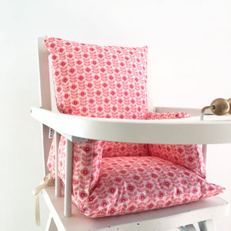 Cette image représente un coussin de chaise haute en coton enduit oeko-tex pour chaise haute de type Combelle.