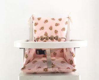 Cette image représente un coussin de chaise haute en coton enduit oeko-tex pour chaise haute de type Combelle.