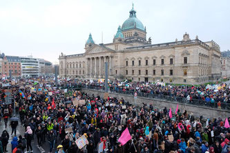 Nach der Auftaktkundgebung setzte sich der beeindruckende Demonstrationszug in Bewegung. Foto: Sebastian Willnow