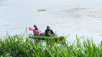 Auch vom Boot aus wurde Müll gesammelt. Foto: Beatrice Jeschke