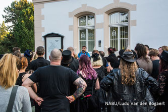 Begrüßung zum Beginn der Friedhofsexkursion. Foto: Ludo Van den Bogaert