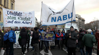 Der NABU beim Demostart auf dem Simsonplatz. Foto: Frank Bartelt