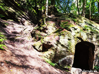 Ein Höhleneingang im Wald bei Tecklenburg.
