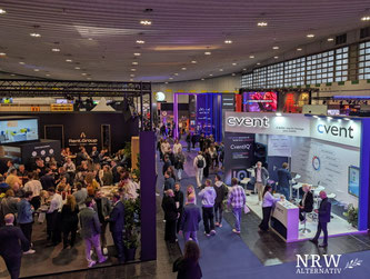 Menschen auf einer Messe, aufgenommen von einem erhöhten Standpunkt.