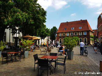 Hier sieht man Menschen auf dem Marktplatz in Telgte im Münsterland.