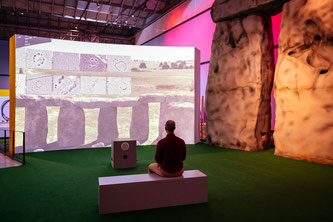 Alles über Stonehenge - in Herne: Blickfang der gleichnamigen Ausstellung ist die 1:1-Rekonstruktion von Stonehenge. Foto: LWL/ D. Sadrowski