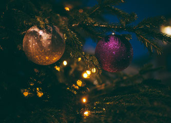 Weihnachtskugeln an einem Weihnachtsbaum.