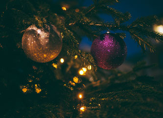 Weihnachtskugeln an einem Weihnachtsbaum. 