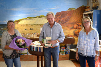 Angelika Böhm (r.) dankte Sylta Schmidt für ihr Engagement und begrüßte Manfred Holst herzlich als neuen Ansprechpartner für die Bücherei-Besucher Foto: Deppe