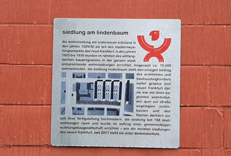 Neue Informationstafel - Geschichte  der Siedlung am Lindenbaum © photo-alliance.de / Klaus Leitzbach