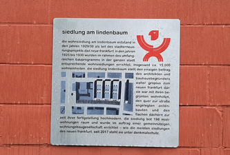 Neue Informationstafel - Geschichte  der Siedlung am Lindenbaum © dokuphoto.de / Klaus Leitzbach