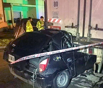 Deux policiers se tuent quand leur Suzuki Fun s'encastre sous un camion...