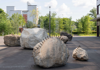 «Not to Get Lost» ist eine aus acht Findlingen zusammengesetzte monumentale Installation für den neuen Platz zwischen dem NEST und dem neuen Laborgebäude der Empa. Bild: SAMArchitekten / Fabio Compagno