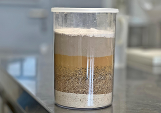 Erdige Rohstoffe: Lehm besteht aus Tonmineralen, Sand und feinkörnigen Silt-Sedimenten. Für stabiles Bauen müssen weitere Zusatzstoffe beigemengt werden. Bild: Empa