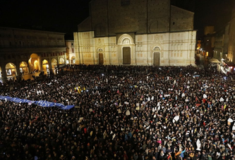 Flashmob „6000 Sardinen gegen Salvini“ am 14. November 2019 in Bologna. Bild Wikipedia.