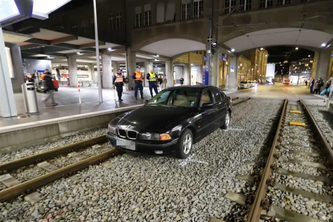 Der BMW gerät auf die Geleise. (Bildquelle: Stadtpolizei St.Gallen)