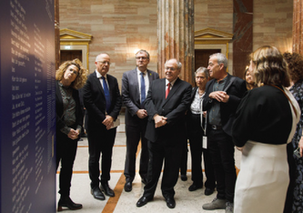 Führung durch die Ausstellung (Copyright: Parlamentsdirektion/Arman Rastegar)