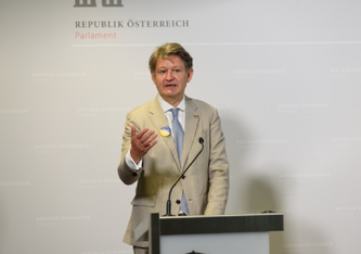 Obmann der bilateralen parlamentarischen Gruppe Österreich-Ukraine, Moldau, Belarus, Helmut Brandstätter (NEOS) Bild ID: 20045640 Aufnahmedatum: 06.07.2022 © Parlamentsdirektion / Raimund Appel
