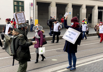 Die #HeldinVonZuerich als Gegnerin an der Massnahmengegner-Demo in Zürich