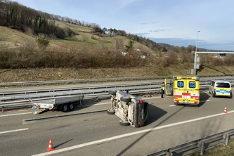 Der Jeep-Cherokee kippte auf die Seite. (Bildquelle: Kantonspolizei Aargau)