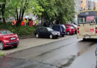 Krankenwagen stehen in der Hasselstrasse. In einem der Häuser wurden fünf tote Kinder gefunden.