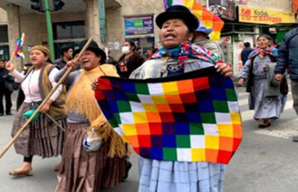 Frauen demonstrieren mit der indigenen Fahne gegen den  Rassismus der Putsch-Regierung  QUELLE:RESUMENLATINOAMERICANO