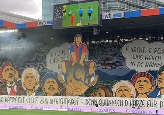 Endlich wieder Spitzenkampfatmosphäre vor 30'000 Zuschauern! Die Choreo der «Muttenzerkurve» begrüsst den FC Basel und die Young Boys Bern. Das Spiel ging 1:1 aus. (Foto: R. Straumann)