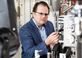 Roger Benoit an der Strahllinie der Synchrotron Lichtquelle Schweiz SLS. Hier hat er die Strukturen der Fusionsproteine bestimmt. (Foto: Paul Scherrer Institut/Mahir Dzambegovic)