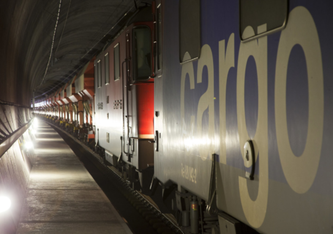 Die Bahn erreicht im Güterverkehr durch die Alpen einen Marktanteil von 74%. © SBB